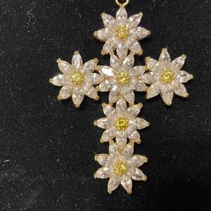 VINTAGE CROSS FLORAL DESIGN NECKLACE, NWOT